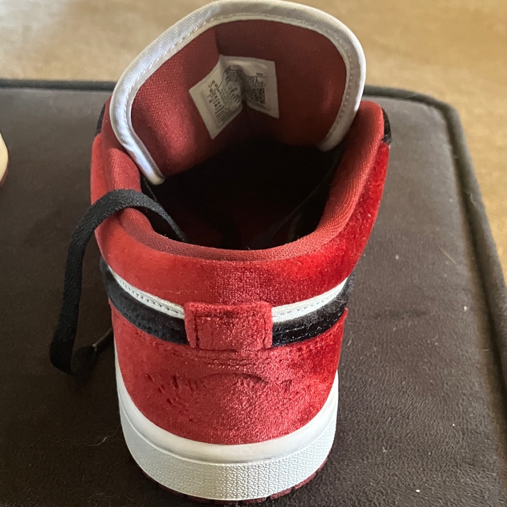 Air Jordan 1 Women’s Low SE “Velvet Black Toe” - Picture 4 of 12